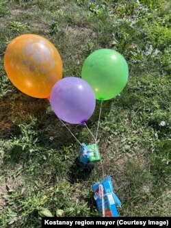 Яркие воздушные шары, привязанные к упаковкам сока. Ищущие Мадину надеялись, что она сможет подкрепиться