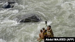 په اوړي کې په سوات کې سېلابونو یوشمېر پلونه ړنګ کړل او بېخبنا ته یې زیان ورساوه - د اګست ۳۱مې انځور.