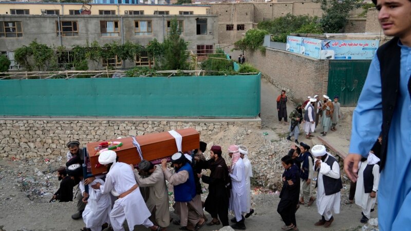 Над 20 загинати во експлозија во џамија во Кабул 