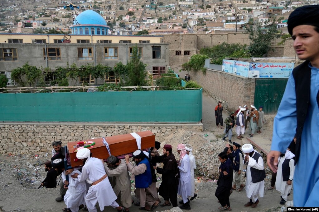 Vajtuesit duke bartur trupin e një viktime që pësoi nga sulmi me bombë në një xhami në Kabul më 18 gusht. Shpërthimi gjatë lutjeve të mbrëmjes më 17 gusht vrau më shumë se 21 njerëz, në mesin e tyre edhe një klerik të shquar, ndërsa plagosi dhjetëra të tjerë.