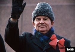 Празднование 69-й годовщины Октябрьской социалистической революции. Генеральный секретарь ЦК КПСС Михаил Горбачев на трибуне Мавзолея Ленина. Москва, 7 ноября 1986 года