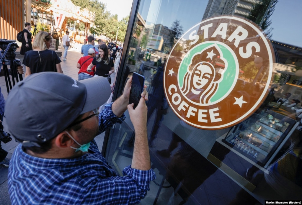 Timati dhe Pinskiy kanë thënë se synojnë që të ruajnë vazhdimësinë me markën për këtë zinxhir rus të kafesë. Por, Pinskiy u tha gazetarëve në Moskë gjatë hapjes të degës së kompanisë së tij se “perceptimet e njerëzve mund të jenë të ndryshme, por nëse krahasoni, atëherë nuk do të gjeni asgjë të përbashkët [me logon e Starbucks] përveç rrethit”.  