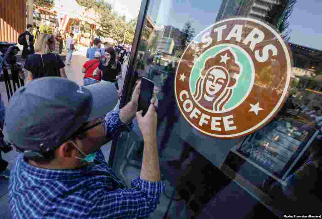 Pinsky claimed to journalists at the Stars Coffee opening in Moscow that &quot;people&#39;s perceptions may be different, but if you compare, then you won&#39;t find anything in common [with the Starbucks logo] apart from the circle.&quot;