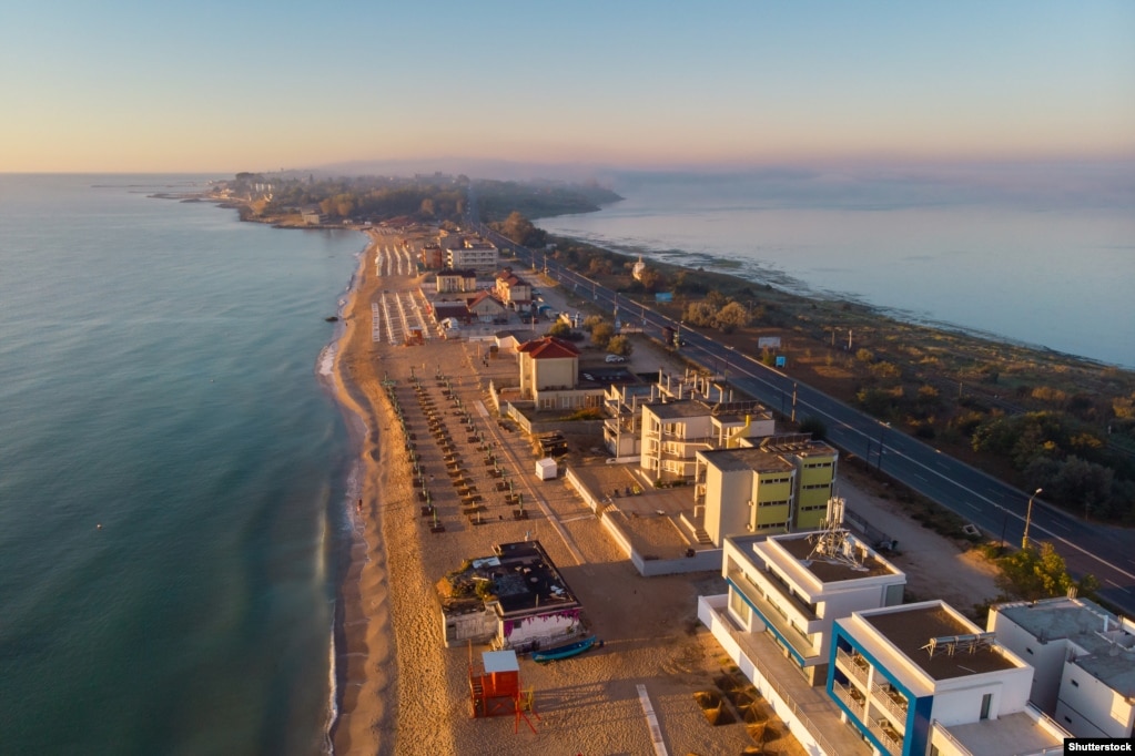 Një pamje mbi bregdetin Mamaia të Rumanisë gjatë lindjes së diellit.