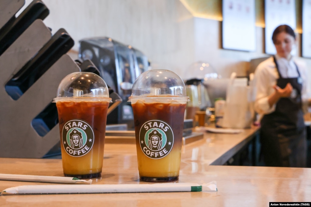 Dyqani i Stars Coffe në rrugën Arbat u hap në vendin ku më herët ishte Starbucks. Në maj, kompania Starbucks iu bashkua dhjetëra markave të mëdha perëndimore dhe u largua nga Rusia, pas nisjes së pushtimit të Ukrainës.  