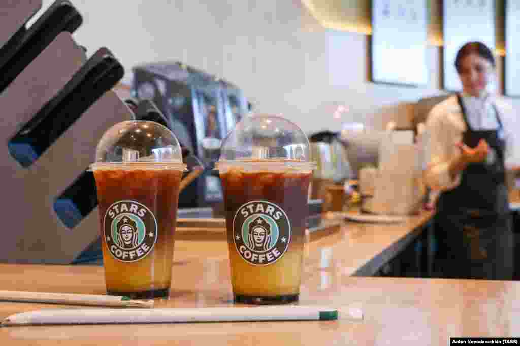 Stars Coffee prodavnica u ulici Arbat otvorena je u nekadašnjem Starbucksu. U maju se Starbucks pridružio brojnim drugim velikim zapadnim brendovima i povukao iz Rusije usred ruske invazije na Ukrajinu.
