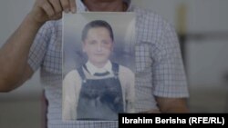 Bajram Jahaj mban në duar foton e djalit të tij, Naserit, i zhdukur që nga muaji mars i vitit 1999.