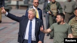 Volodımır Zelenskıy ve Boris Johnson