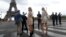 Orosz turisták az Eiffel-toronynál 2020. szeptember 20-án (képünk illusztráció)