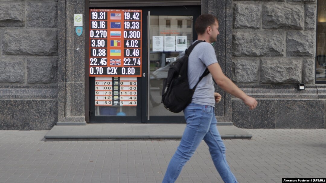 Ratele afișate de o casă de schimb valutar, în centrul capitalei, la data de 24 august, 2022
