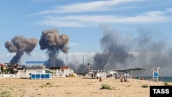 Пляж біля селища Новофедорівка під час атаки ЗСУ на військовий аеродром «Саки». Окупований Росією Крим