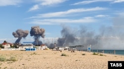 Вид на крымский поселок Новофедоровка после атаки ВСУ на военный аэродром «Саки» в августе 2022 года 