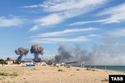 Вид на поселок Новофедоровка, Саки, где на территории аэродрома произошли взрывы, 9 августа 2022 года.