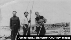 Иван Лысенко (крайний слева), 1939 г.