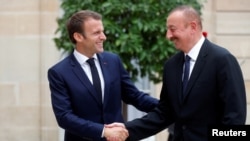 Президент Франции Эмманюэль Макрон (слева) и президент Азербайджана Ильхам Алиев
