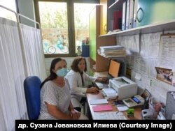 Двете медицински сестри кои работат во амбулантата во Лозово. Едната секојдневно патува од Велес, другата од Свети Николе.