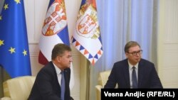 Српскиот претседател Александар Вучиќ и специјалниот пратеник на ЕУ за дијалог меѓу Белград и Приштина, Мирослав Лајчак