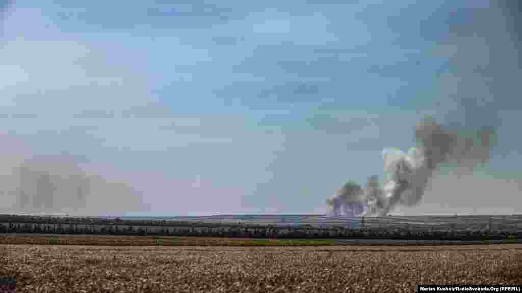 Если не горят дома &ndash; горят поля. На Донбассе сейчас держится жара, а потому поля с пшеницей легко вспыхивают от разрывов снарядов. Военные уверяют, что у российских войск сегодня сохраняется тактика выжженной земли. То есть массированные обстрелы, сжигание территории, чтобы украинские войска не могли ее удерживать, а затем - атака