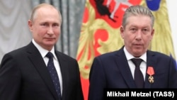 Russia's President Vladimir Putin (left) awarded an Order of Alexander Nevsky to Ravil Maganov at a ceremony in 2019.