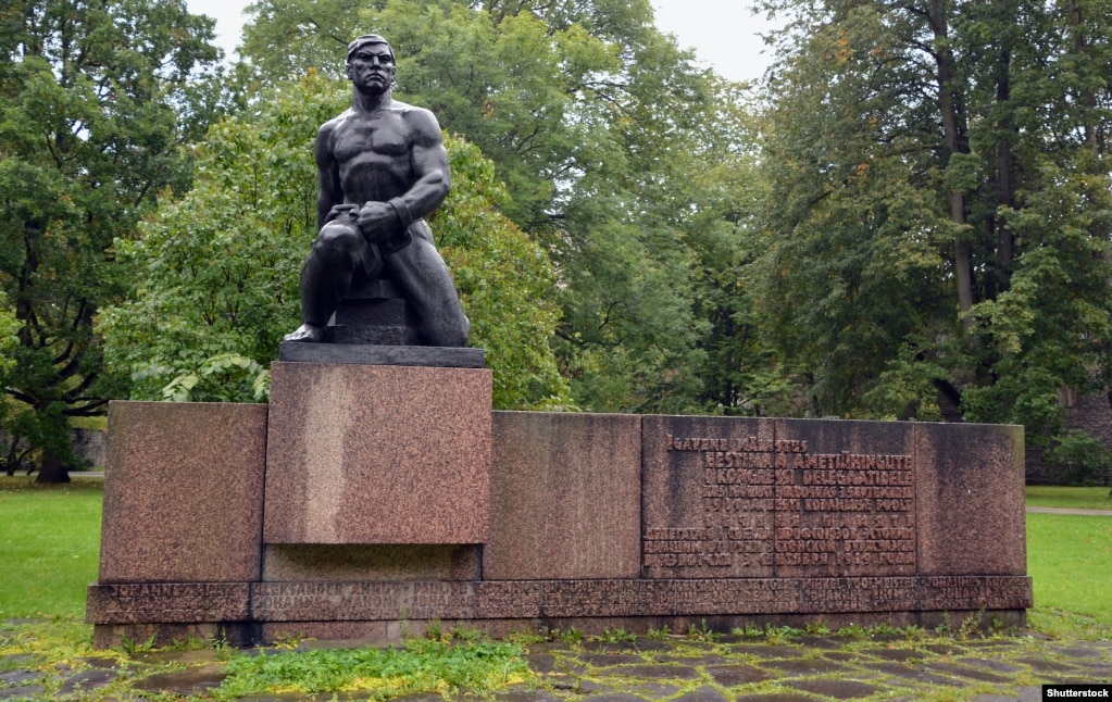 Një memorial në Talin kushtuar anëtarëve të unionit, të cilët “vdiqën në duart e borgjezisë estoneze”, në shtatorin e 1919-s.