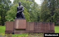 Памятник участникам конгресса профсоюзов, «погибшим от рук эстонской буржуазии». Конгресс проходил в сентябре 1919 года