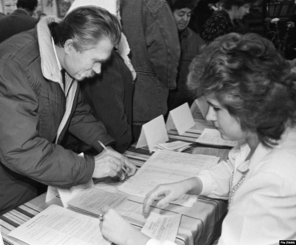 Lukyanenko duke u nënshkruar për të hedhur votën e tij.