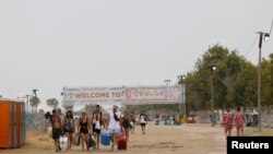 Mladi ljudi napuštaju muzički festival Medusa nakon što je jak vjetar prouzročio urušavanje dijela bine, u Kuljeri, blizu Valensije, Španija, 13. avgusta 2022. 