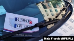 Косово: Флаери во Северна Митровица против одлуката на Косово за автомобилски таблички