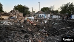 Case distruse în bombardamentul rusesc de la Ciaplîne, Nipropetrovsk, 24 august 2022.