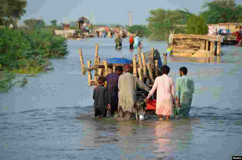 Kryeministri pakistanez, Shahbaz Sharif, ka kërkuar ndihmë ndërkombëtare për riparimin e dëmeve të shkaktuara nga përmbytjet. Në foto shihen familje duke u larguar nga vatrat e shkatërruara nga përmbytjet, qyteti Sohbatpur, 28 gusht.