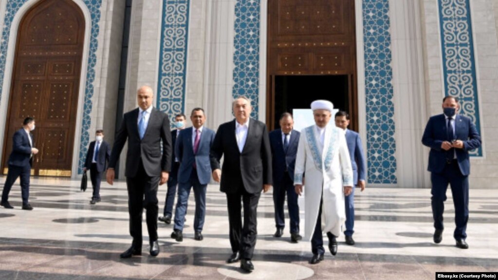Бывший президент Казахстана Нурсултан Назарбаев на открытии мечети в Нур-Султане. 12 августа 2022 года
