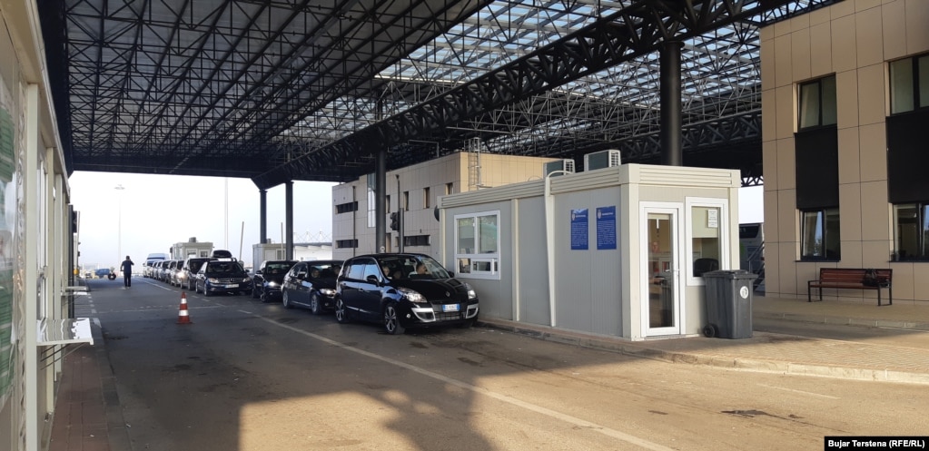 Makinat nga Kosova në pjesën e Serbisë, në pikëkakimin kufitar në Merdarë. Nga 1 shtatori, shtetasit e Kosovës dhe Serbisë nuk do të pajisen më me dokumente për hyrje/dalje.&nbsp;
