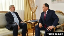 Kazakh Deputy Foreign Minister Ermukhanbet Konuspaev (right) speaks with Ukrainian Ambassador Petro Vrublevskiy in Nur-Sultan on August 23. 