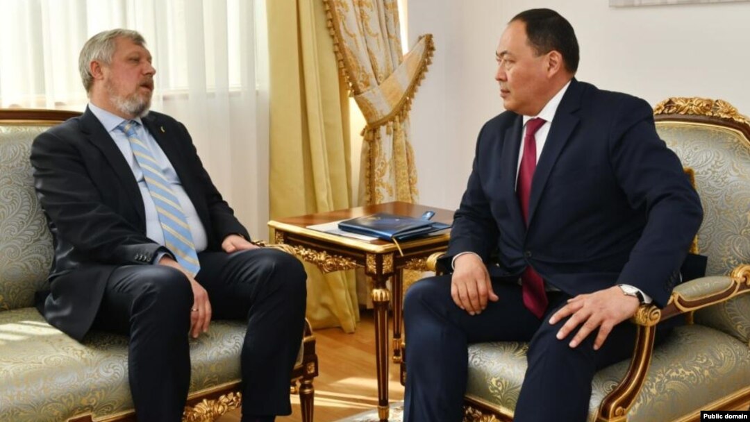 Kazakh Deputy Minister Yermukhambet Konuspaev (right) meets with Ukrainian Ambassador Petr Vrublevskiy. (file photo) 