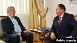 Қазақстан сыртқы істер министрінің орынбасары Ермұхамед Қонысбаев (оң жақта) пен Украинаның Қазақстандағы елшісі Петр Врублевскийдің кездесуі. 2022 жылдың тамыз айы.