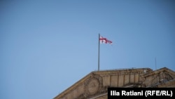 Прапор над будівлею парламенту Грузії