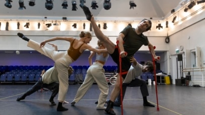 Когато е на 15 талантливият балетист Джо Пауъл Мейн губи подвижността