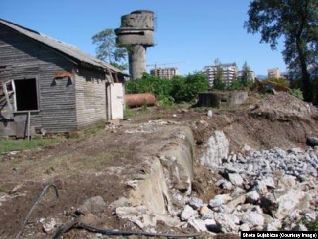 The observation tower in Batumi that was demolished in the 2000s.