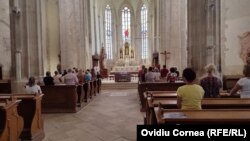 În biserica sfântul Mihail din Cluj sunt oficiate slujbe de peste 600 de ani. Aici a fost botezat, la începutul secolului XV, regele Matia Corvin al Ungariei.