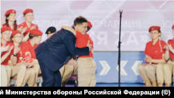  Олимписйкият първенец по гимнастика Никита Нагорний поздравява Льоша Павличенко на церемонията на Юнармия. 