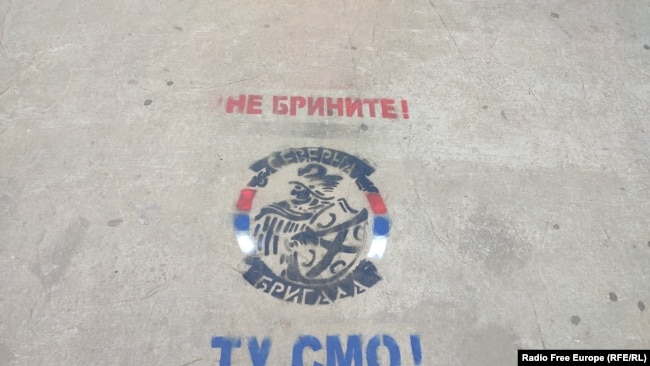 Grafiti në rrugët e Mitrovicës së Veriut, me porosinë “Mos u shqetësoni! Ne jemi këtu! Ne po presim!". 18 gusht 2022.