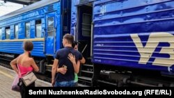 Обов’язкова евакуація з Донбасу: як це відбувається (фоторепортаж)