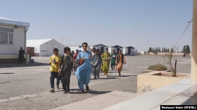 ارشیف: په هرات کې د افغانستان او ایران ترمنځ سرحدي پوله چې هر ورځ پرې ډېری افغانان تګ راتګ کوي.