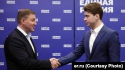 Ilya Medvedev (right) is welcomed to the ranks of United Russia by party official Andrei Turchak.