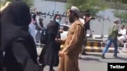 یک نیروی طالب در حال حمله به صف زنان معترض در کابل