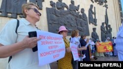 Чимкентда аёлларнинг пенсия ёши пасайтирилишини талаб қилиб митингга чиққан норозилар, 2022 йил 29 августи