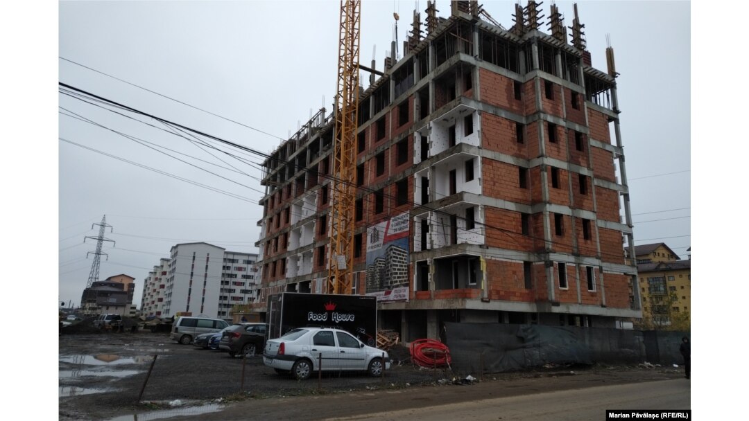 Pentru a închiria anumite proprietăți, unii agenți imobiliari apelează la strategii de marketing agresiv. Dacă sunt identificate și raportate de utilizatori, anunțurile pot fi șterse de pe site-urile specializate, iar agențiile își pot pierde contractele cu platformele de imobiliare.