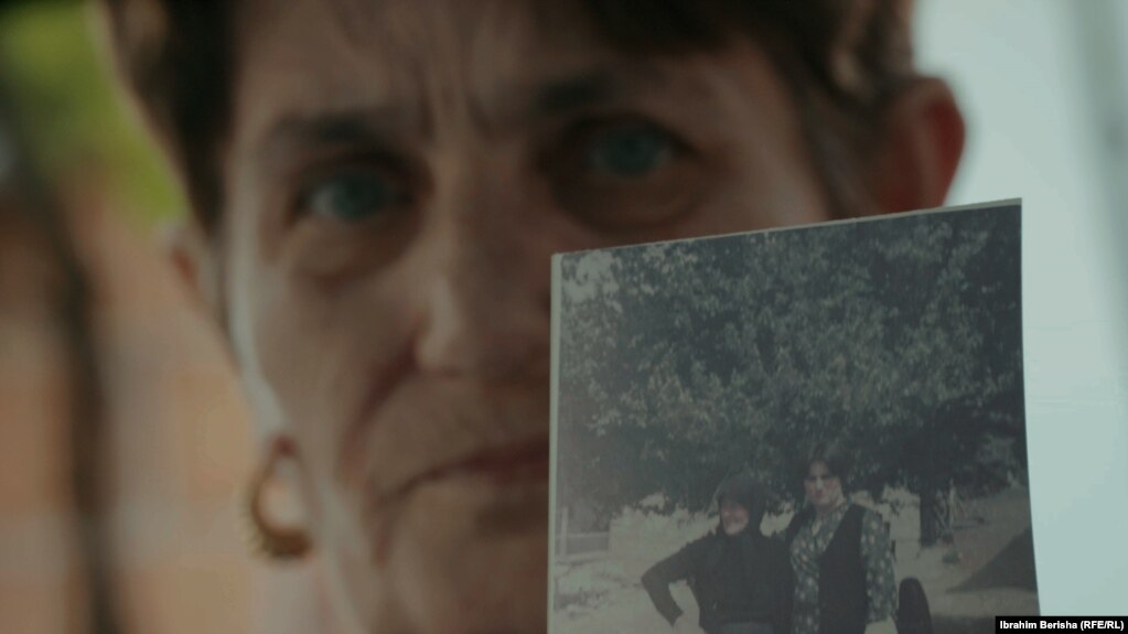 Radmilla mban në duar fotografinë e nënës së saj, e zhdukur.