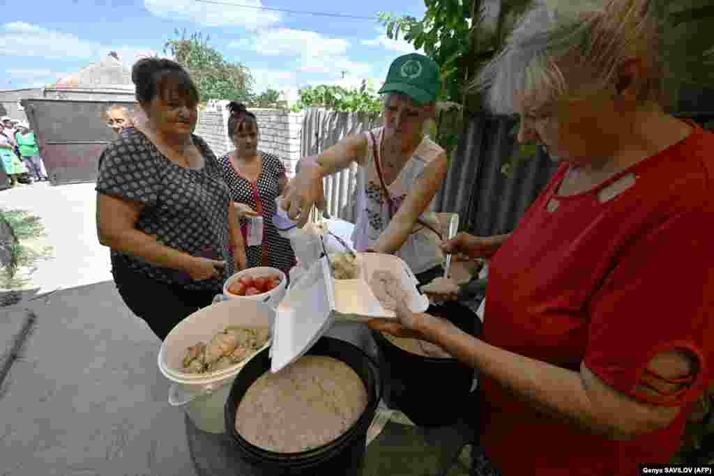 A World Central Kitchen munkatársai ételt osztanak Veljka Danilovka településen az ukrajnai orosz invázió alatt
