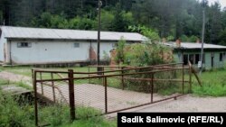 Ostaci nekadašnjeg logora Sušica u Vlasenici, kroz koji je tokom četiri meseca koliko je radio prošlo 2.000 i 2.500 ljudi. Fotografija iz avgusta 2022.